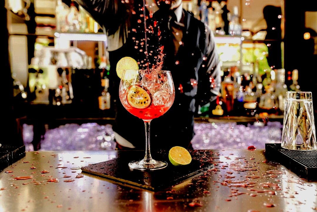 Besoin d'un aide barman avec ou pas de connaissance en mixologie ( composition et fabrication de cocktails )
Max de retweet silvous plait ....
#welovecocktails
#becauseisyou
#Tonic
#bartenderneeded