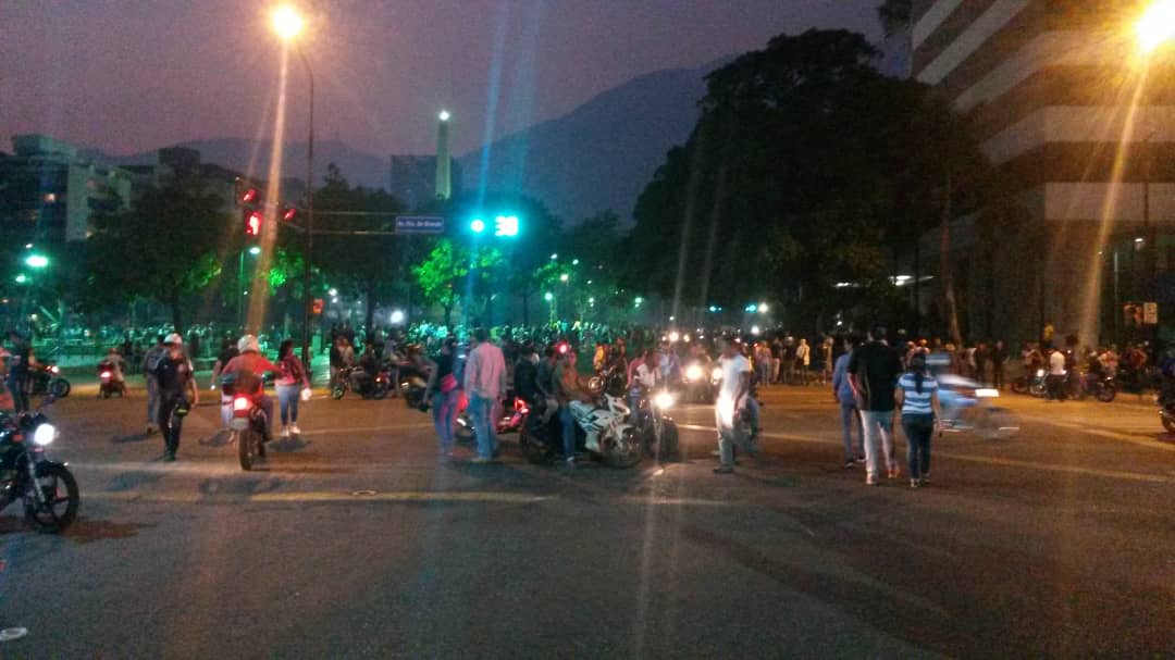 ReporteYa's tweet photo. #30Abr #OperacionLibertad 7PM Continúa la sociedad civil concentrada en la Plaza Altamira de Caracas exigiendo el cese de la usurpación en #Venezuela y están a la espera de las nuevas instrucciones del Presidente (E) Juan Guaidó https://t.co/gQa4Mzu3h6 - @movinotinto