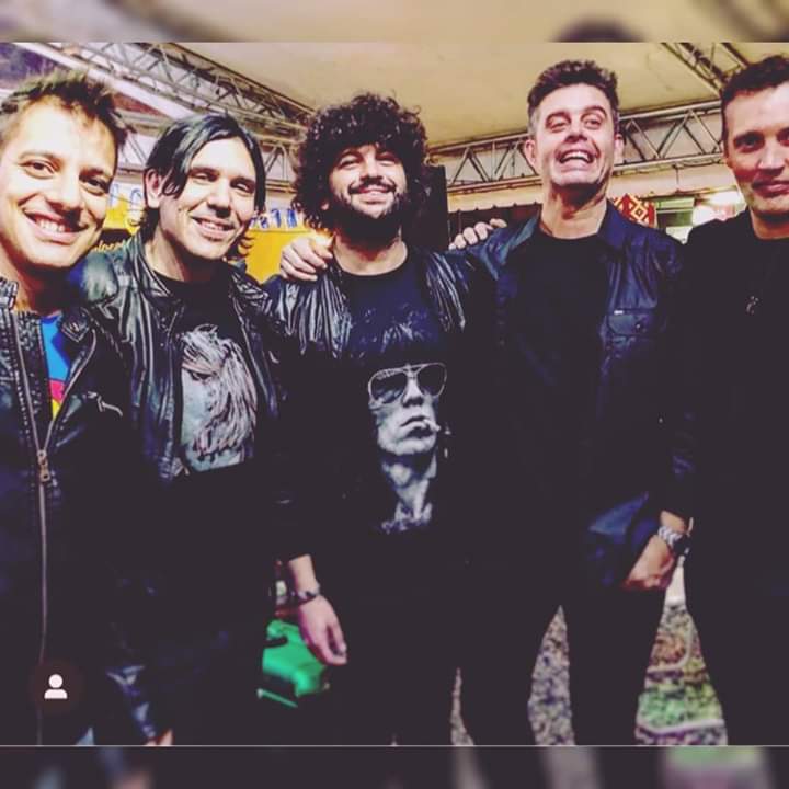 funcircus_rock's tweet image. Con este equipazo @4alhilorock maxibraun rodolfosierz @emaramseyer ( falta marioguillermocarnero en la foto ) grabamos el último disco de @funcircus_rock !!
EL CENTRO DEL VERTIGO !!
Disco que lo podes encontrar en @spotify @deezer @itunes @youtubemusic !!