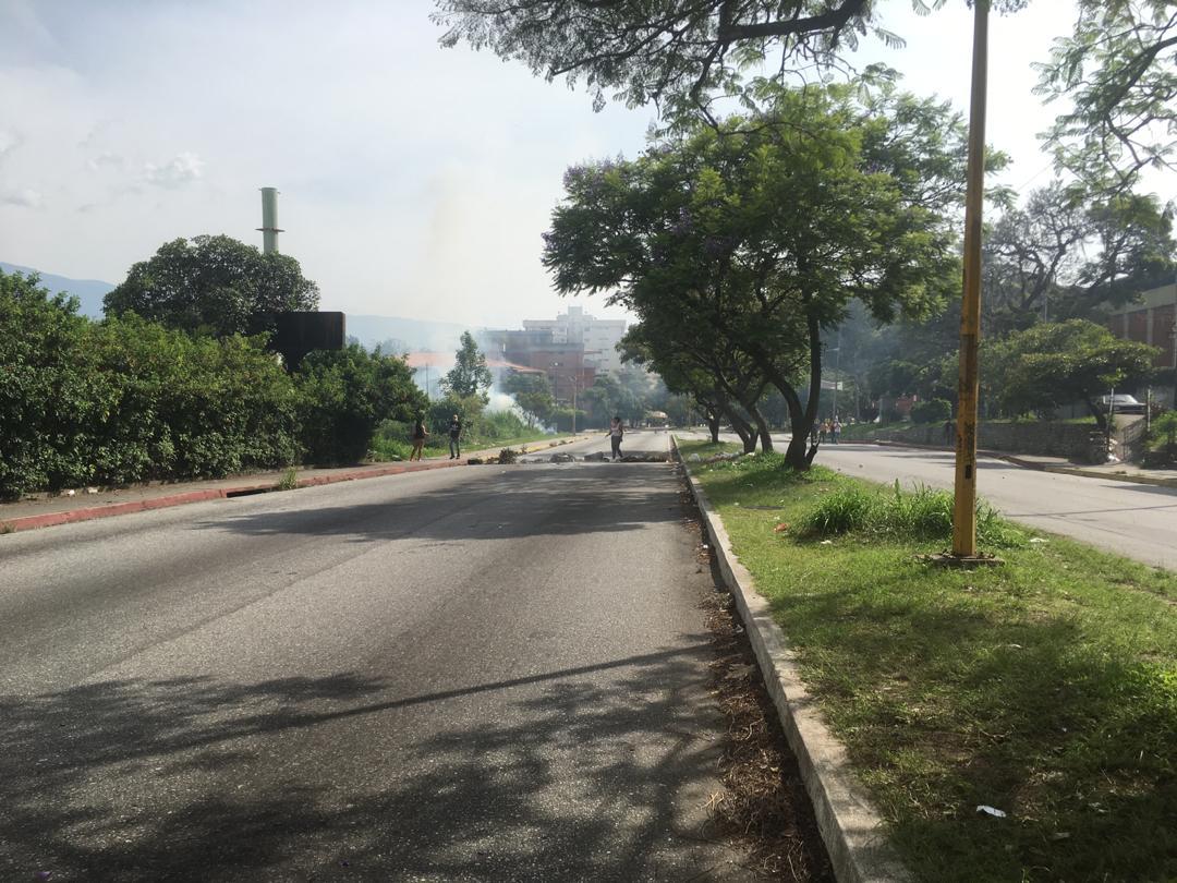 #Mérida | Uno de los detenidos por la Guardia Nacional fue el joven Jesús Alberto Sosa Carvajal. Vecinos comentaron que el detenido sufre de esquizofrenia paranoide #30Abr -via <a href="/ViolesantiagoS/">Violeta🇻🇪</a> elpitazo.net