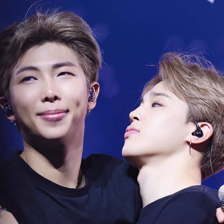 KimLisset's tweet photo. La forma en cómo jimin se cuelga, adora, abraza y demuestra su amor por Namjoon es tan pura y hermosa 💓 #BTSBillboardTopGroup #BTS https://t.co/W8XreDbCFD