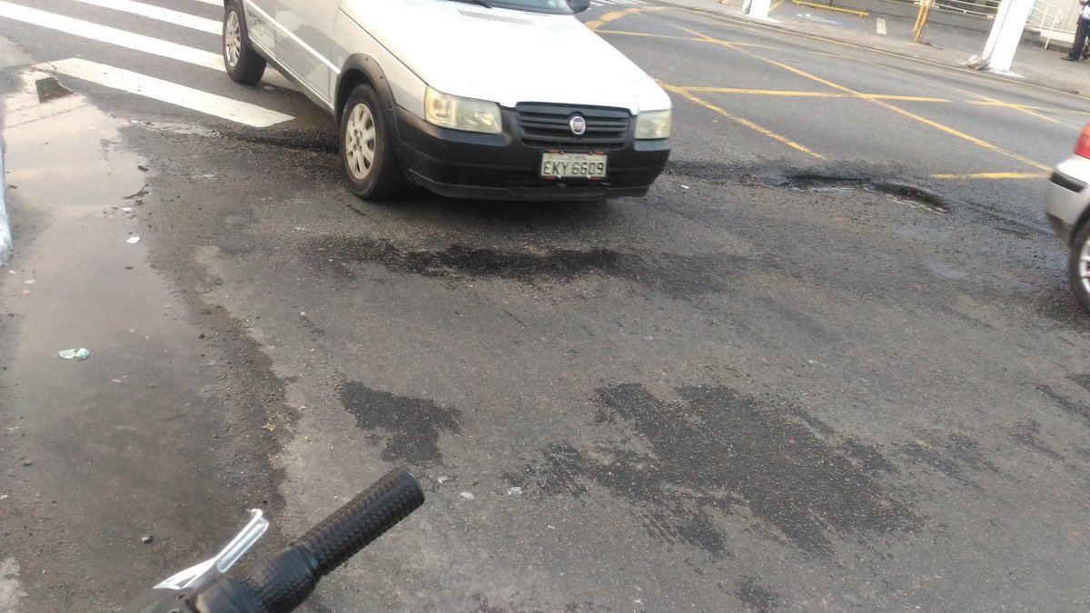 JulioEduardo26's tweet photo. Eu tentei avisar.Buraco na pista, local de travessia,gerando risco de queda a pedestres, motos, ciclistas e cadeirantes.
Quem devo acionar? @CETSP_ @TapaBuracoSP @prefsp @nem_assim @grajautem @g1sptv https://t.co/NWv5IhbIla https://t.co/FWc9jgaiOA