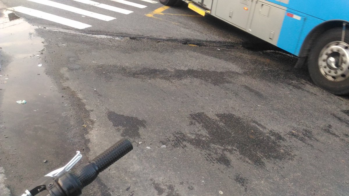 JulioEduardo26's tweet photo. Eu tentei avisar.Buraco na pista, local de travessia,gerando risco de queda a pedestres, motos, ciclistas e cadeirantes.
Quem devo acionar? @CETSP_ @TapaBuracoSP @prefsp @nem_assim @grajautem @g1sptv https://t.co/NWv5IhbIla https://t.co/FWc9jgaiOA