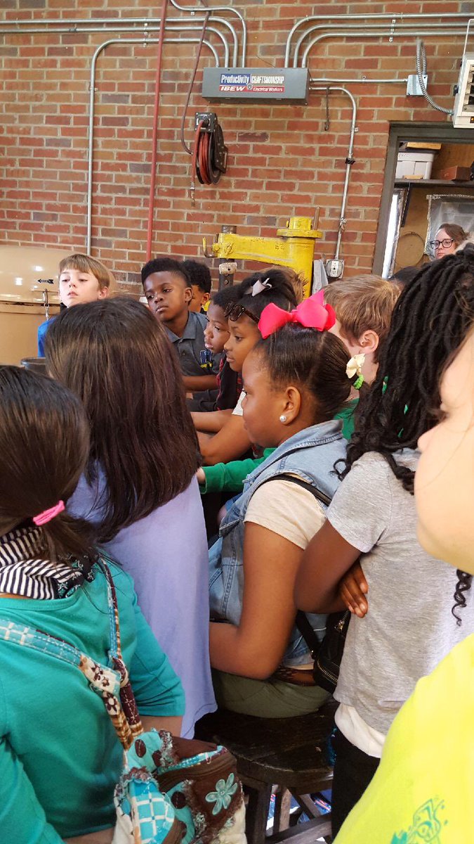 OESrockSTARS's tweet photo. Some of our 3rd grade scholars are learning about interesting things at the Metal Museum. #metalfun @suptking https://t.co/tIOKvNI4Z2