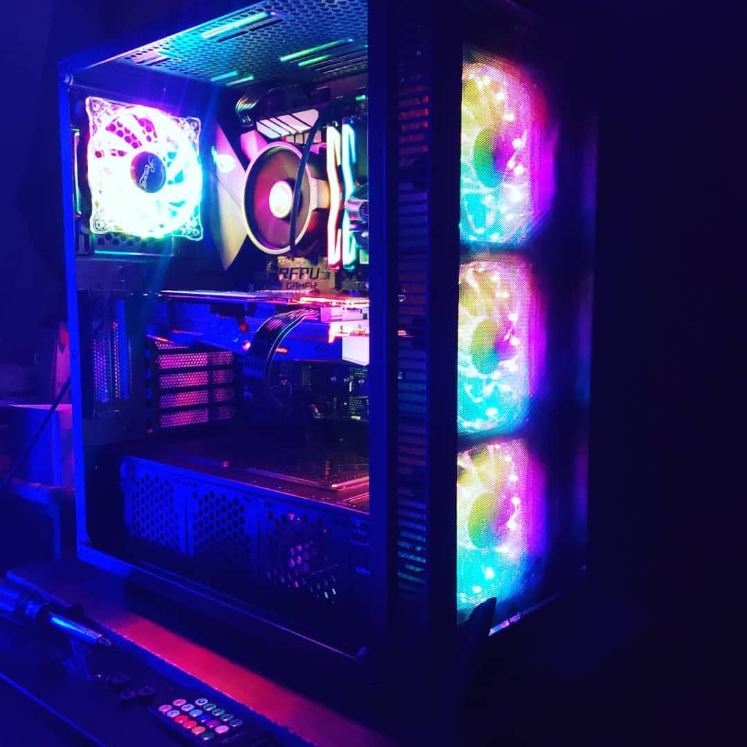GeILMemory's tweet photo. RGB +10 ALL STATS! Illuminate your gaming PC and go full-on RGB! Awesome build IG @ghost_unbound89!
#GeILMemory #SuperLuce #RGBSYNC #RGB #PCGaming #PCGamer #PCMasterRace #PCBuilder #BuildaPC #PCMod https://t.co/2ThzG3XRml