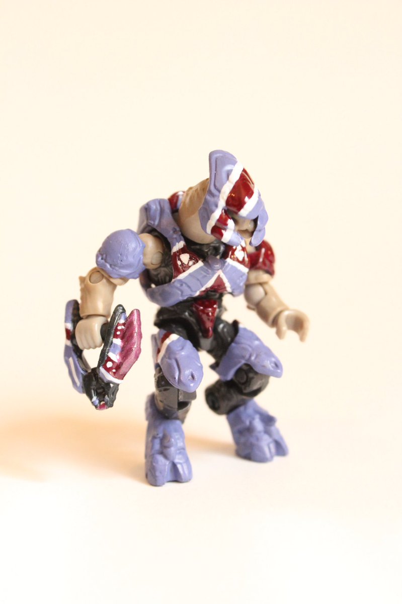 theBIGjagooze's tweet photo. Worked on a few @halo @MegaConstrux customs inspired by Halo 5 REQ weapons. The Spartan was inspired by the fan-favorite "Whiplash" and the Elite was inspired by one of my favorites, "Hailstorm". Enjoy! #Halo5Guardians #halocommunityspotlight https://t.co/Q4n3xwaHA7
