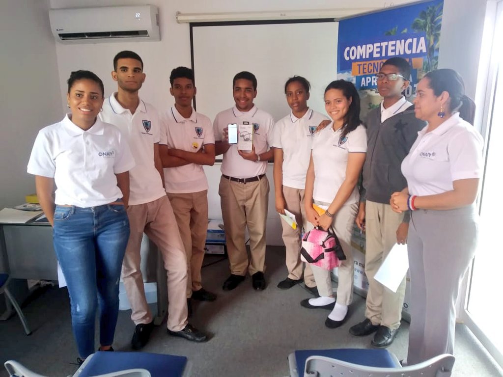 OnapiRD's tweet photo. Concluído el taller de búsqueda en las Bases de Datos de Patentes se realizó un concurso para aplicar lo aprendido, en el mismo salió ganador el estudiante Luís Daniel Ramírez, del Politécnico Virgen de la Altagracia, el cual fue premiado por los instructores con unos audífonos🎧 https://t.co/4XzFqPbE8v