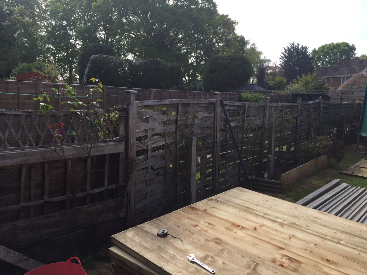 MarkMnowell's tweet photo. Before and after. Closeboard panels with concrete posts in Woodley #BerkshireBoundaries #fencing #landscaping #Directoryofexcellence #LittleGreenBook https://t.co/8uvRRkL7wk