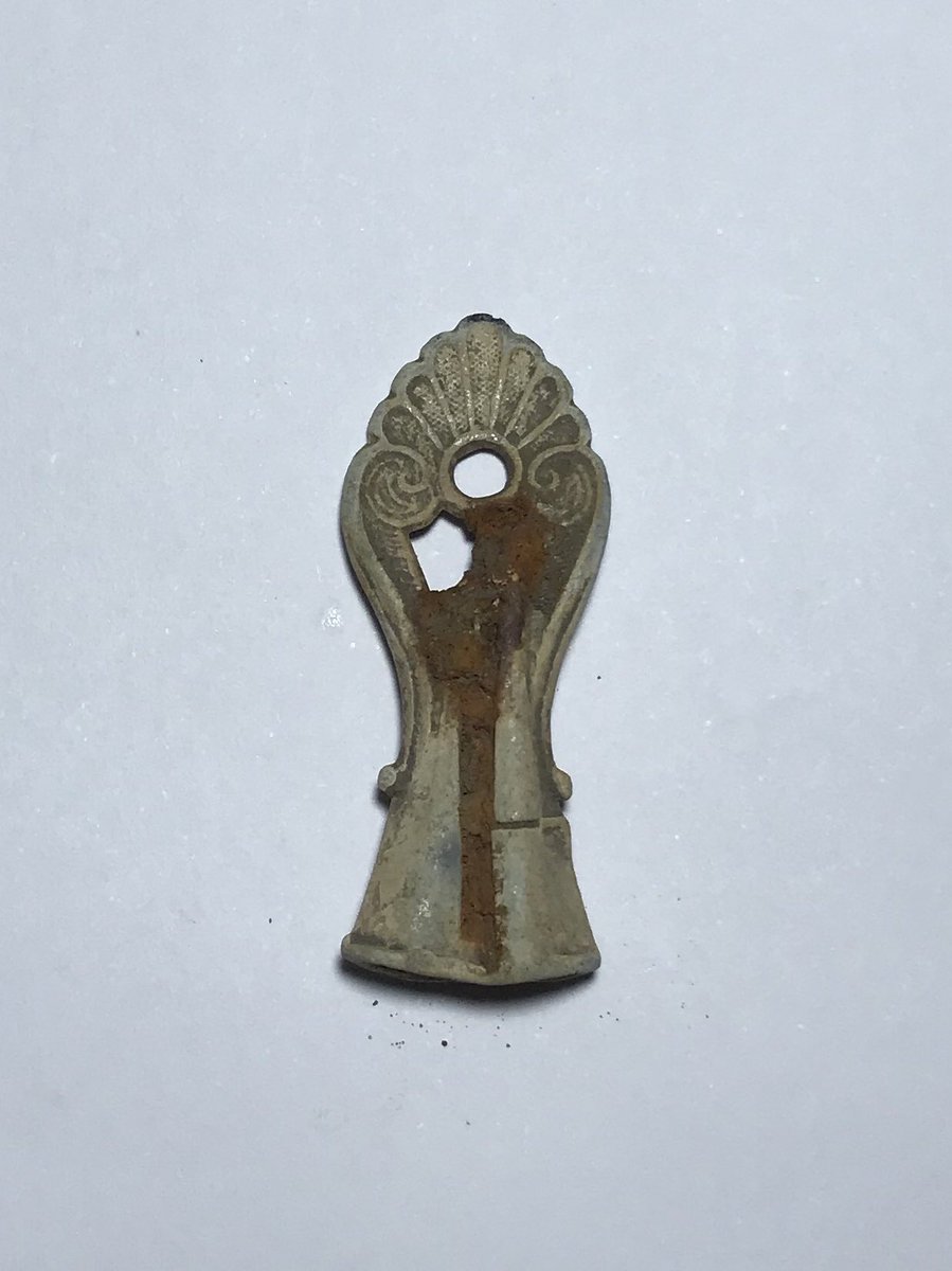 PeakDetectorist's tweet photo. I found this artefact some time ago and thanks to an article by Kevin Leahy in @TheSearcherMag I now know it is a lead Victorian pencil sharpener! https://t.co/Jn8K8jmb8S
