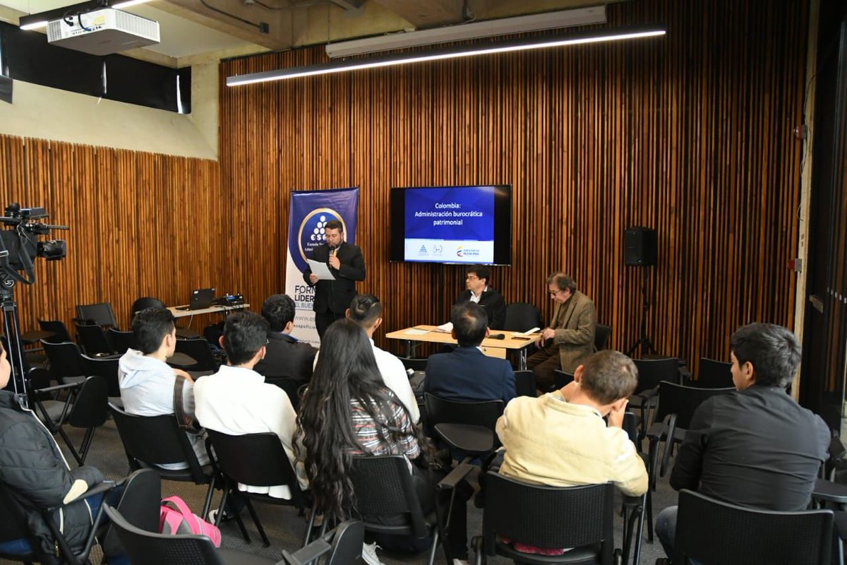 ESAPOficial's tweet photo. «Toda dominación se expresa en la administración» indica el Dr. Wilson Hernando Ladino en su ponencia Patrimonialismo en la Administración Pública Colombiana: Una Explicación a la Debacle. #EsapFilbo https://t.co/Gvv3EtTW4q