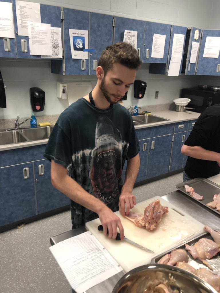 Chefinista's tweet photo. Chicken Fabrication &amp; Entree Prep was in full swing today😁🐔🥔#CulinaryII #Fabrication @MLCHS_Principal @MLCTitanNation https://t.co/8ABy7GSmFr