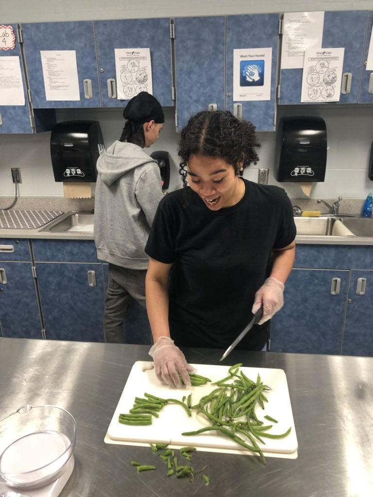 Chefinista's tweet photo. Chicken Fabrication &amp; Entree Prep was in full swing today😁🐔🥔#CulinaryII #Fabrication @MLCHS_Principal @MLCTitanNation https://t.co/8ABy7GSmFr