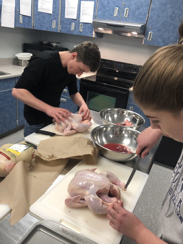 Chefinista's tweet photo. Chicken Fabrication &amp; Entree Prep was in full swing today😁🐔🥔#CulinaryII #Fabrication @MLCHS_Principal @MLCTitanNation https://t.co/8ABy7GSmFr