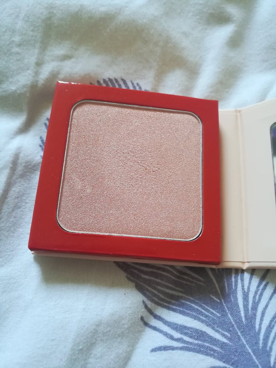 Un highlighter en teinte venus sand il me semble de chez nabla, effet naturel, il est très bien