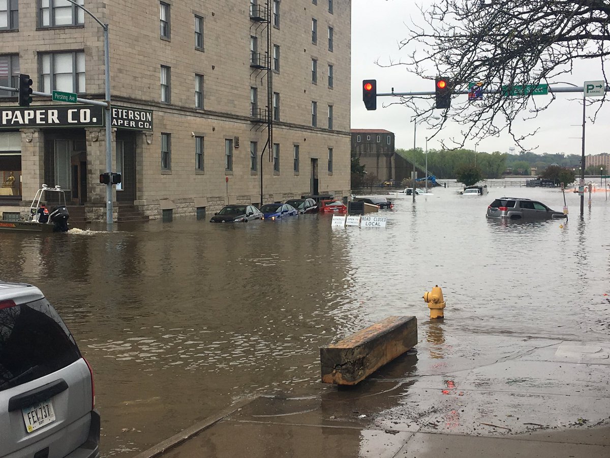 JohnBlunk's tweet image. DT Davenport 2nd &amp;amp; Pershing. Levee has failed to hold. #MississippiRiver #Flood