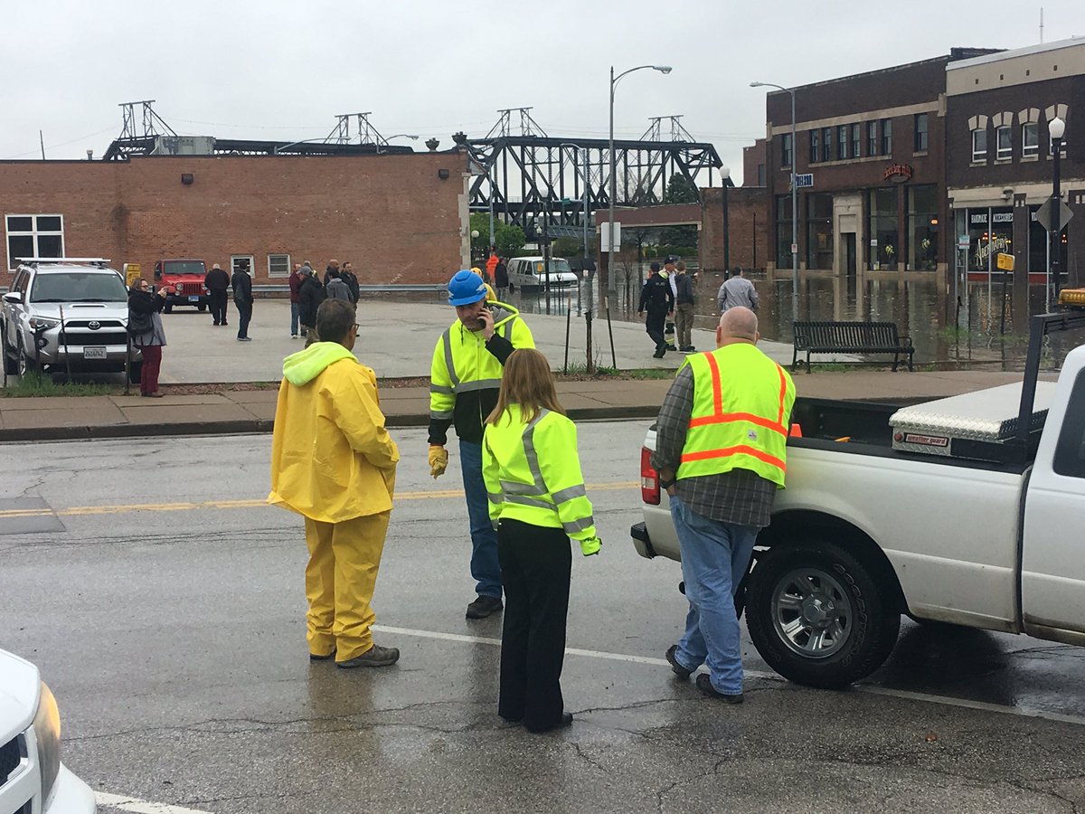 JohnBlunk's tweet image. DT Davenport 2nd &amp;amp; Pershing. Levee has failed to hold. #MississippiRiver #Flood