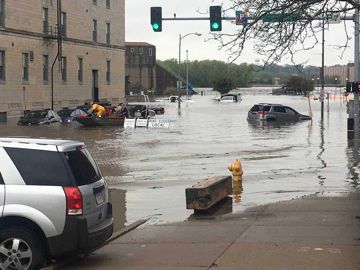 JohnBlunk's tweet image. DT Davenport 2nd &amp;amp; Pershing. Levee has failed to hold. #MississippiRiver #Flood