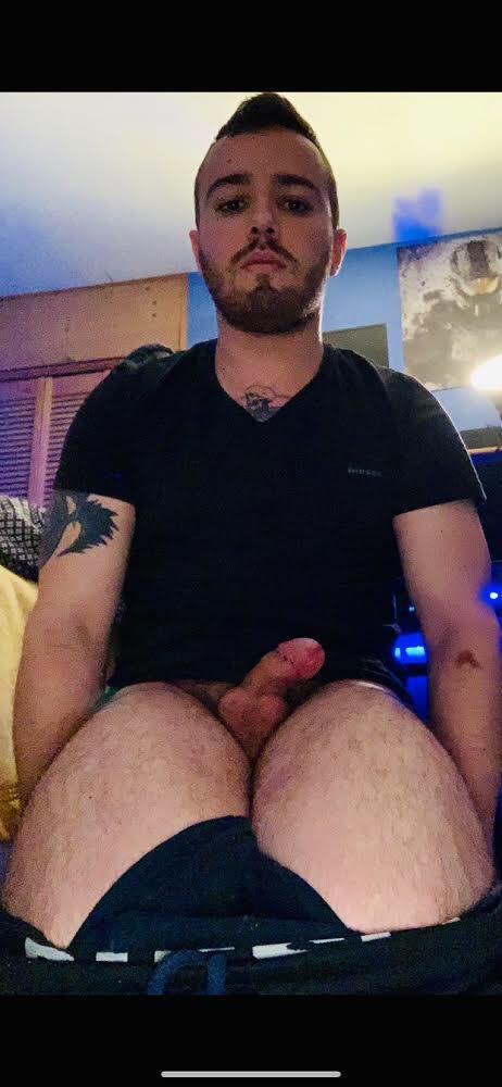 Regardez moi cette petite bite entre ses jambes ! Ridicule ! Elle a une forme biscornue, un gland disproportionné !! MDRR <a href="/Vendstaculotte/">PROMO - Vends-ta-culotte.com</a>