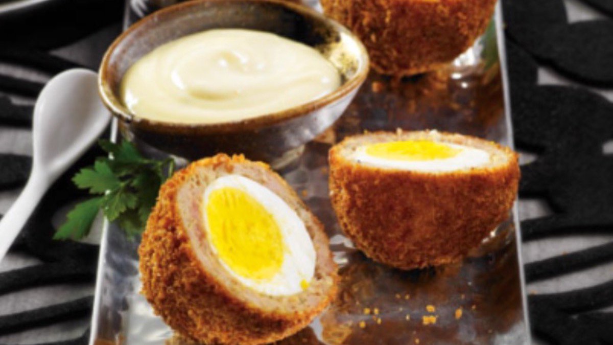 La sauce à l'aïoli PC accompagne parfaitement ces œufs à l'écossaise en croûte panko. Votre prochain brunch sera un vrai succès !  lechoixdupresident.ca/fr_CA/recipes/…