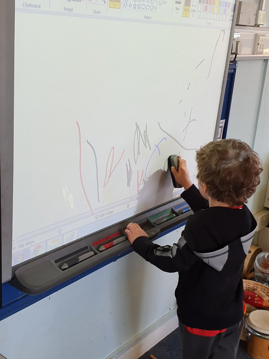 Avonbridgenurse's tweet photo. We practiced using lots of different media to #MarkMake today. We used notebooks to give out tickets, and the smart board to make our names #EarlyLiteracyEverywhere #FalkirkWonderisers #LearningEverywhere https://t.co/xOn2JzR2X4
