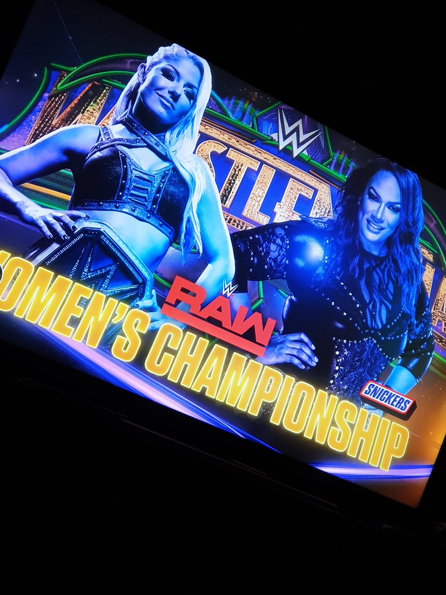 Warum ist die <a href="/SNICKERS/">SNICKERS</a> Werbung auf der Seite von @NiaJaxWWE 🤔