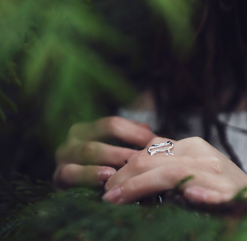 Adopt the pace of Nature 🌿
.
#getglee #gleejewelry #ring #array #minimalism #theeverygirl #vanisle #tofino #TuesdayThoughts #jewelry #silver #adjustable #adornyourself #mothernature