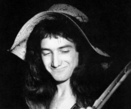 greatkingbri's tweet photo. Deaky appreciation post whAT A BABY 😪😪✨💗💗💗✨👊✨💗
#queen #brianmay #queenband #bohrhap #brianmayqueen #70s #70squeen #freddiemercury #rogertaylor #johndeacon #rock #johndeaconqueen https://t.co/yCmROZsCrX