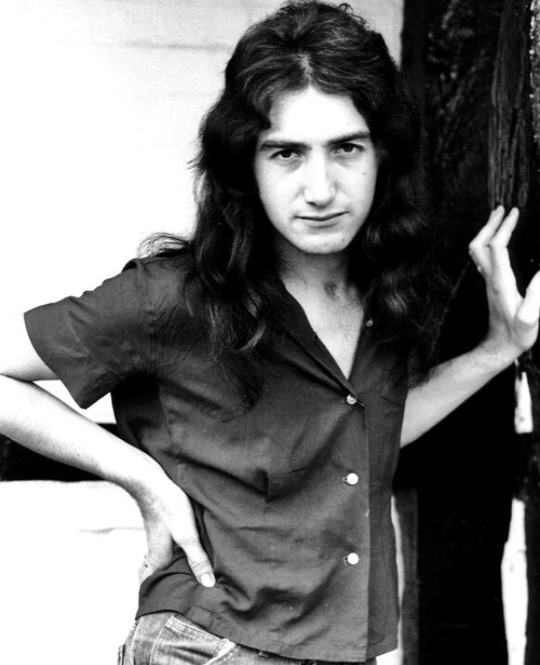 greatkingbri's tweet photo. Deaky appreciation post whAT A BABY 😪😪✨💗💗💗✨👊✨💗
#queen #brianmay #queenband #bohrhap #brianmayqueen #70s #70squeen #freddiemercury #rogertaylor #johndeacon #rock #johndeaconqueen https://t.co/yCmROZsCrX