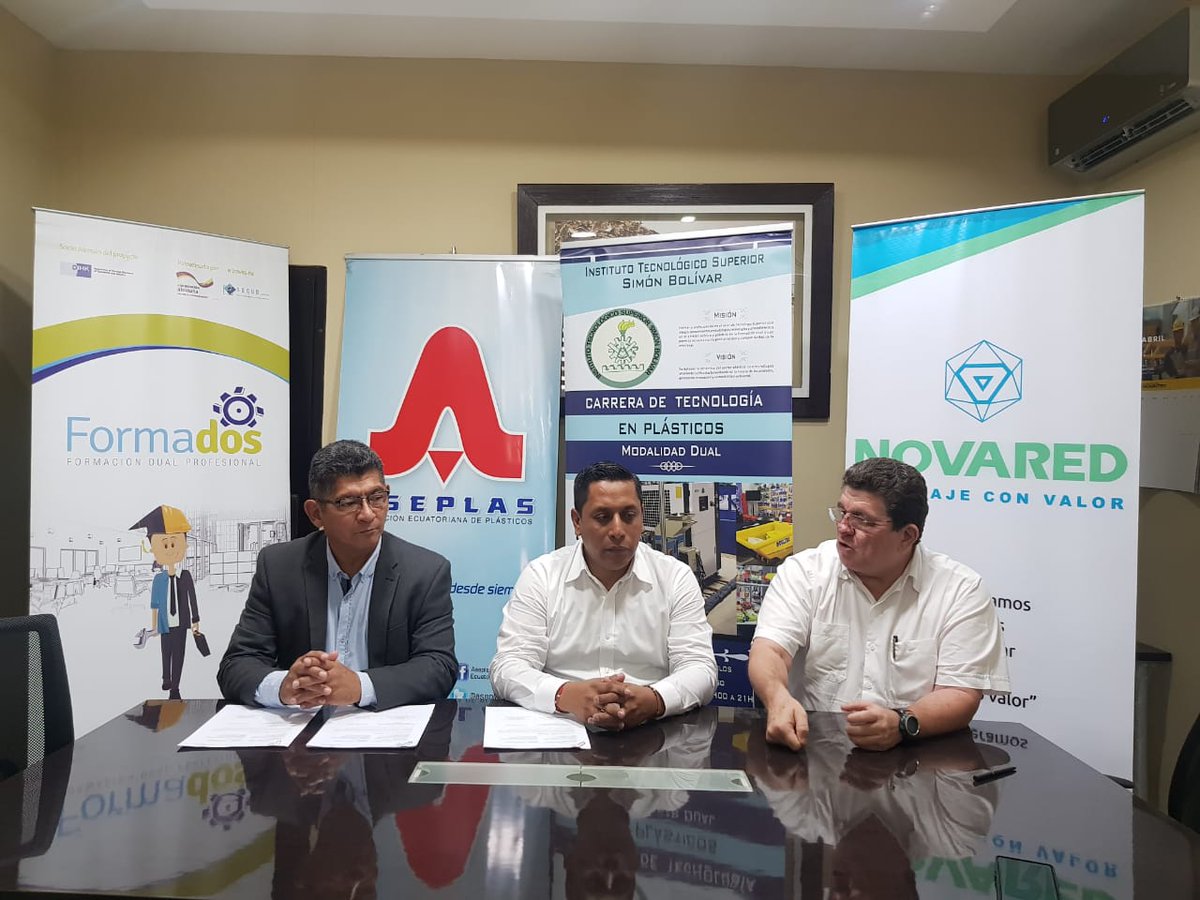 ISTSB_Oficial's tweet photo. #ITSSB hoy 30 de abril firma convenio con la empresa #NOVARED #FormaciónDual Carrera Tecnología en Plásticos https://t.co/mp7IP1l1R2