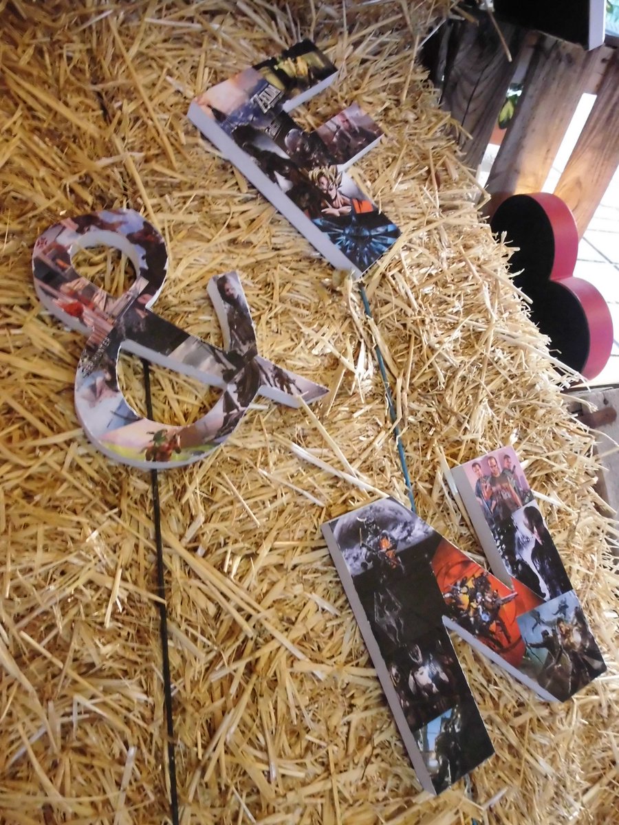 franoemiss's tweet photo. Nuestras iniciales que decoré yo con fotos de videojuegos y nuestra tarta de boda con esas preciosidades de figuras 😍😍😍 23/06/18 https://t.co/E3mEvOp3zv