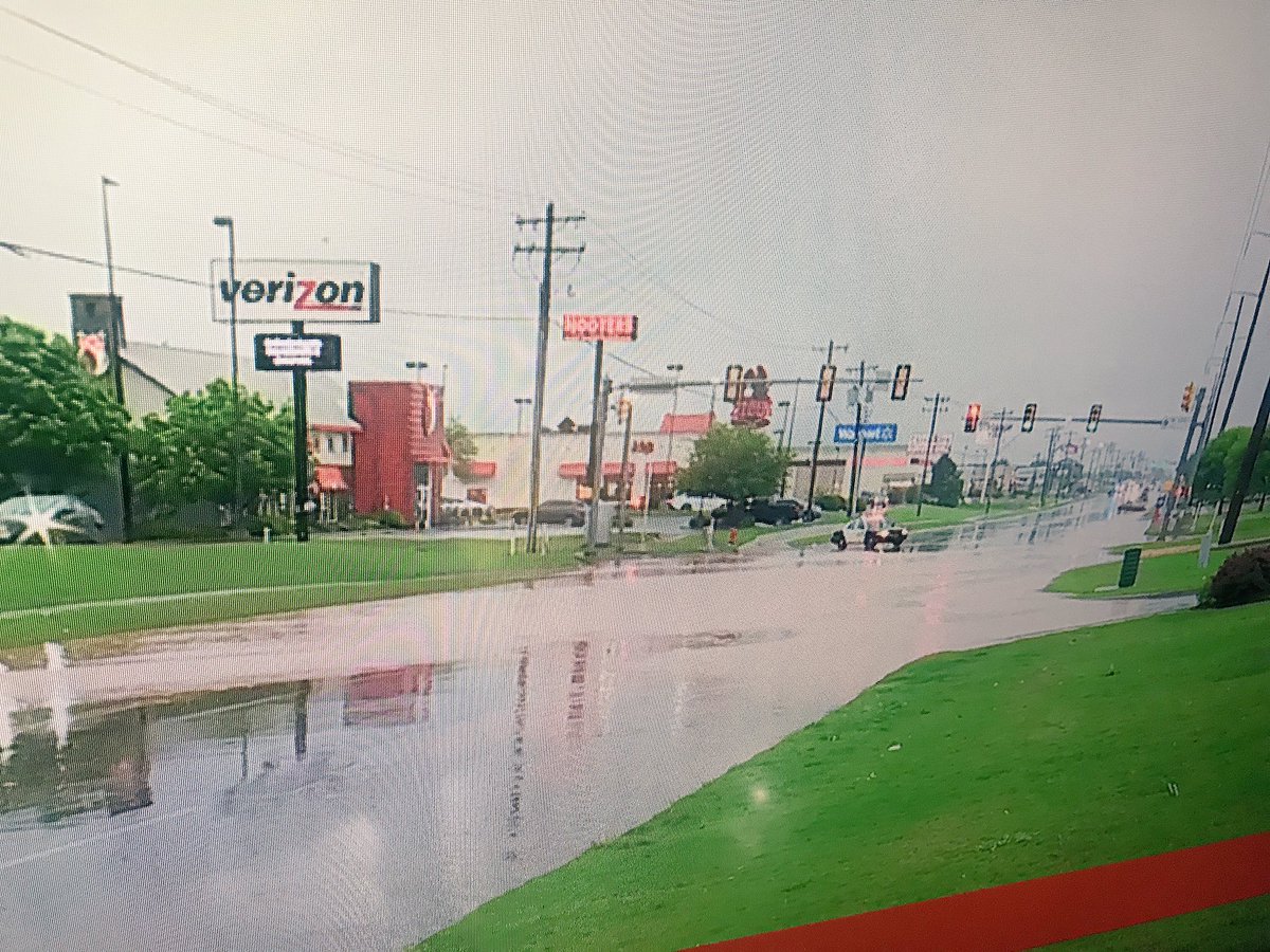 HeatherHoleman's tweet image. 4:48pm Tuesday - Memorial and Penn closed due to flooding. #okwx #kforalert