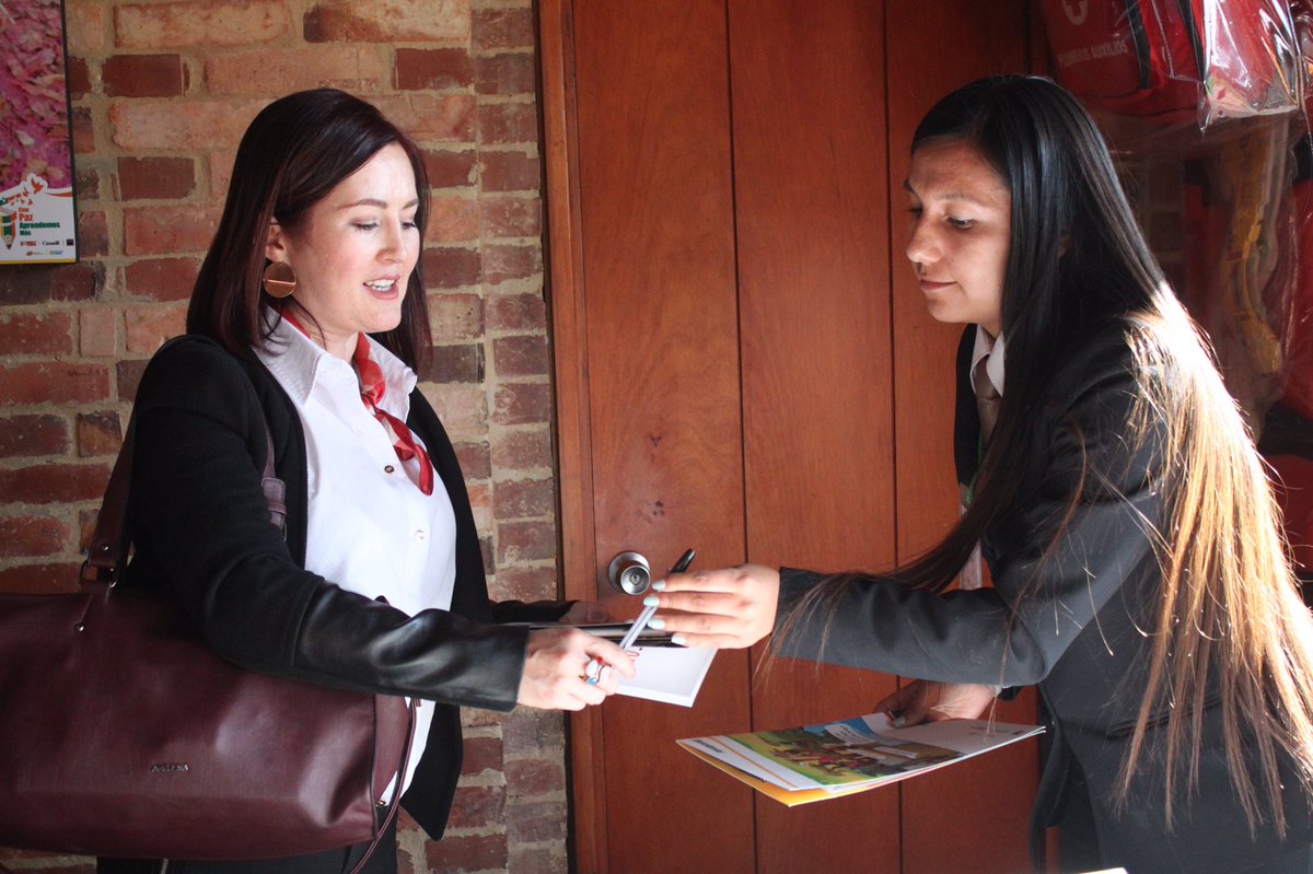 PazyAprende's tweet photo. #ConPazAprendemosMás Ya inició el registro de nuestros invitados en esta gran fiesta por la educación de nuestros jóvenes.  En la fotografía @cristinaplazasm, ex directora del @ICBFColombia y Gustavo Romero Gerente de WarChild. https://t.co/tiraC0oSbd