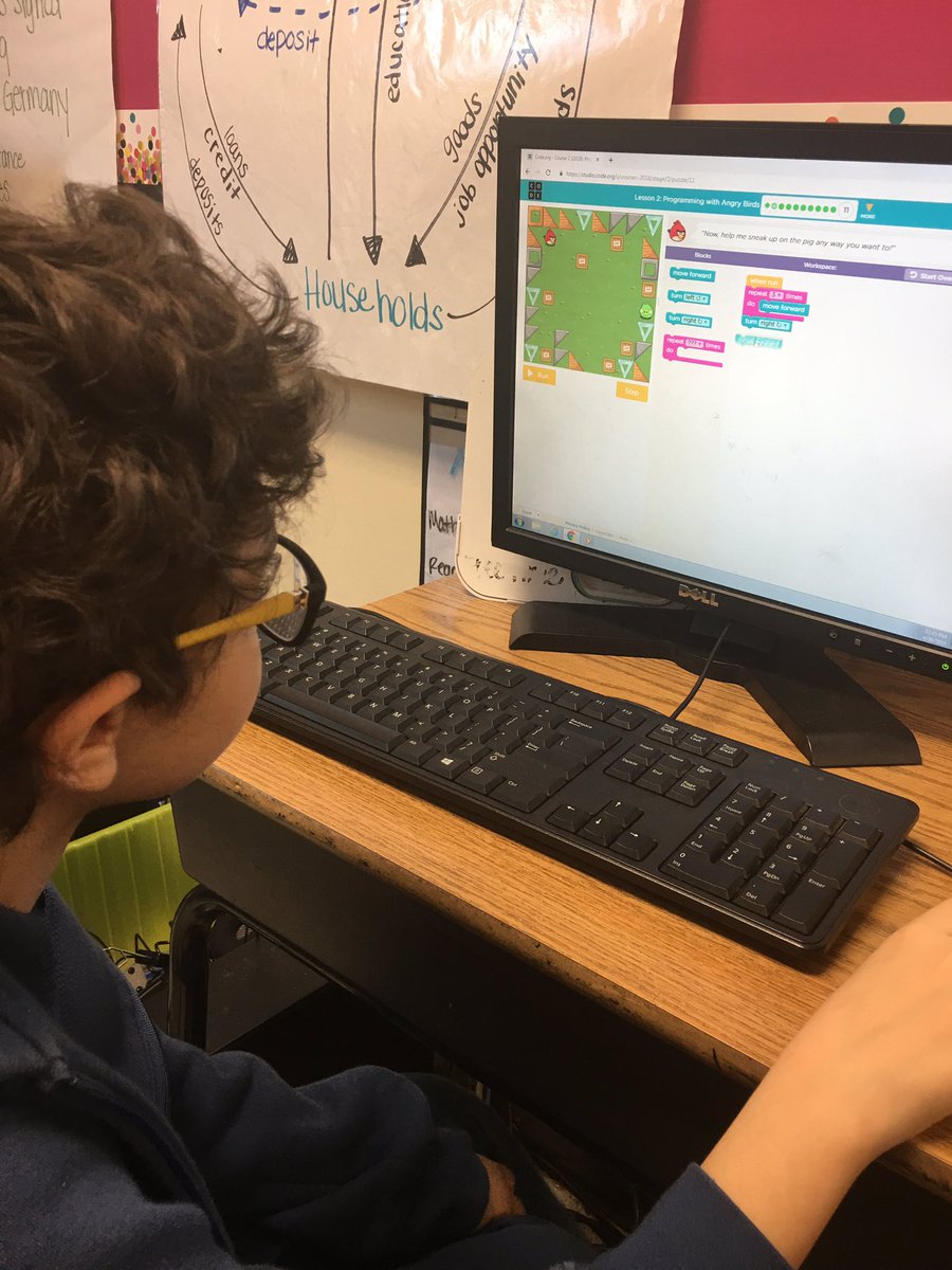MsWamplerGHES's tweet image. T is for technology!  We rocked coding today!  STEAM Week is a blast so far!  #codingwizard #ELLsCan