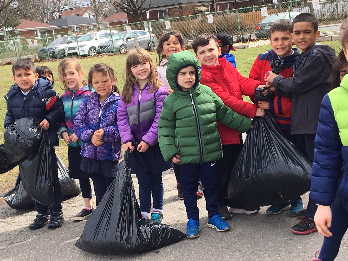 Cedarcrest_EMSB's tweet photo. Doing our part to keep our planet clean. Cedarcrest kindergarten @EMSBBASE students working hard!! #emsb #emsbbase #studentlife https://t.co/tiwfIUCtyi