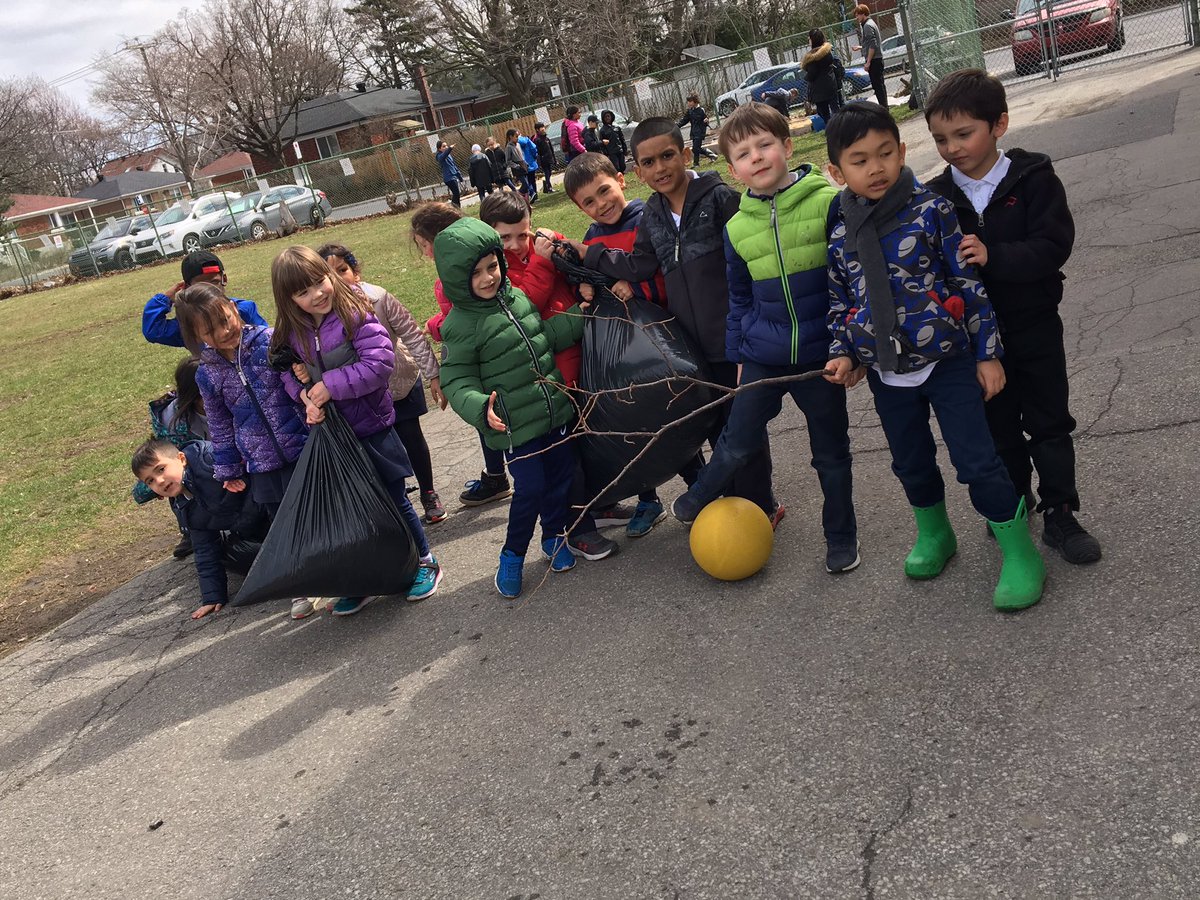 Cedarcrest_EMSB's tweet photo. Doing our part to keep our planet clean. Cedarcrest kindergarten @EMSBBASE students working hard!! #emsb #emsbbase #studentlife https://t.co/tiwfIUCtyi