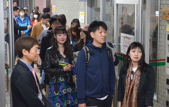 Uzivatel 北海道新聞 Na Twitteru 永遠の愛 令和に誓う １日午前０時に合わせ 札幌市内の区役所で婚姻届の行列 Https T Co Rcw8ks2593