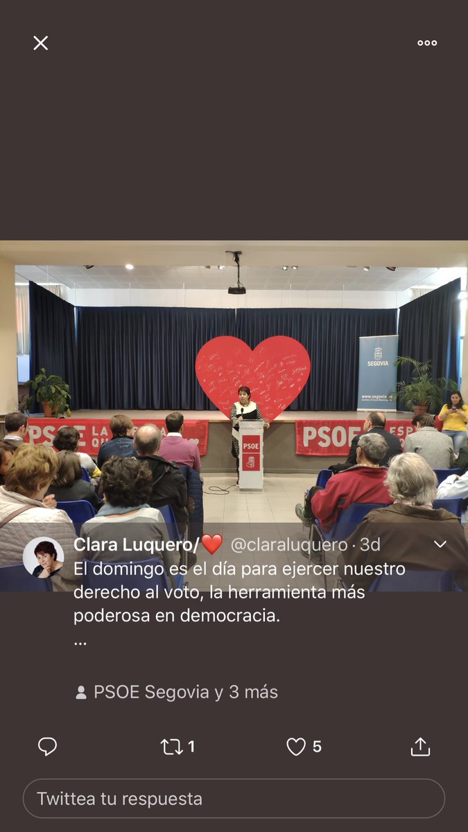 ❌¿Quizá Clara Luquero pueda explicar qué hace un cartel del Ayuntamiento en este acto electoral del PSOE??? 
😖Me indigna que se recurra a un nivel tan bajo en la política municipal 
⚠️AYUNTAMIENTO NO ES = A PSOE, somos 25 concejales y TODOS los segovianos, no solo sus votantes