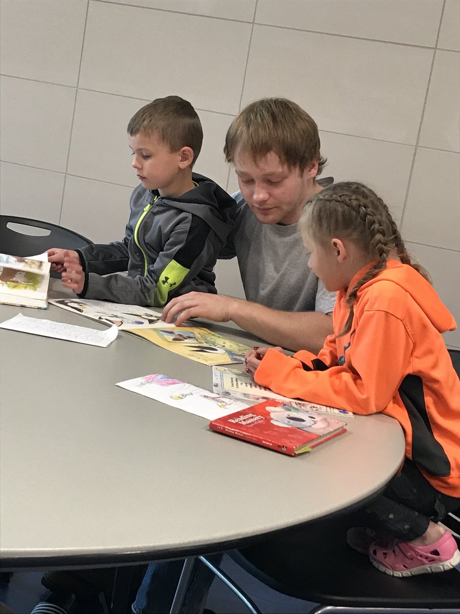 AmandaLarsen4's tweet photo. Kindergarten loved having their last reading buddy day! #emwolves https://t.co/crHuafZ3Xu
