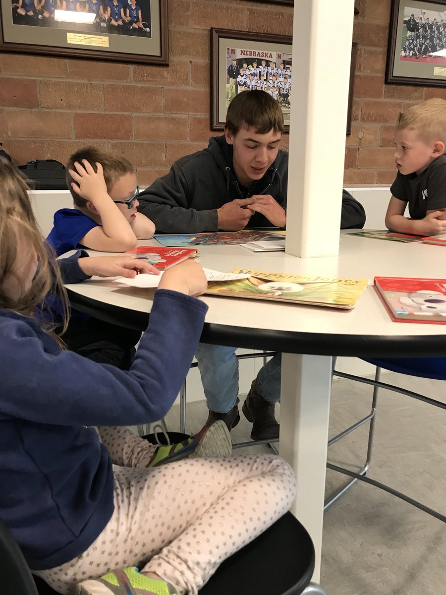 AmandaLarsen4's tweet photo. Kindergarten loved having their last reading buddy day! #emwolves https://t.co/crHuafZ3Xu