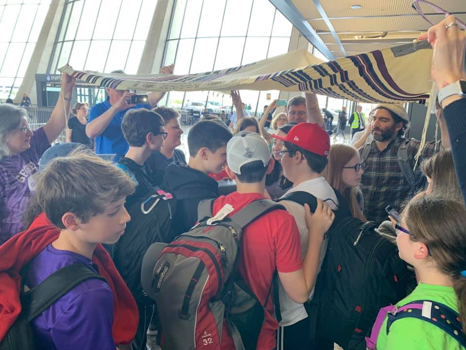gesherjds's tweet image. Dear 8th graders,

On your first day of kindergarten, we said the Shehecheyanu blessing with you as 5 and 6 year olds gathered together underneath a Tallis.

Today we said it again, this time at the airport as we sent you off on your two week journey throughout Israel.