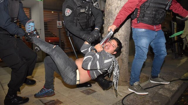 Inmigrantes venezolanos frente a la Embajada de su pais en Buenos Aires fueron agredidos e insultados. No hay ninguna razon que pueda  justificar este acto de violencia.