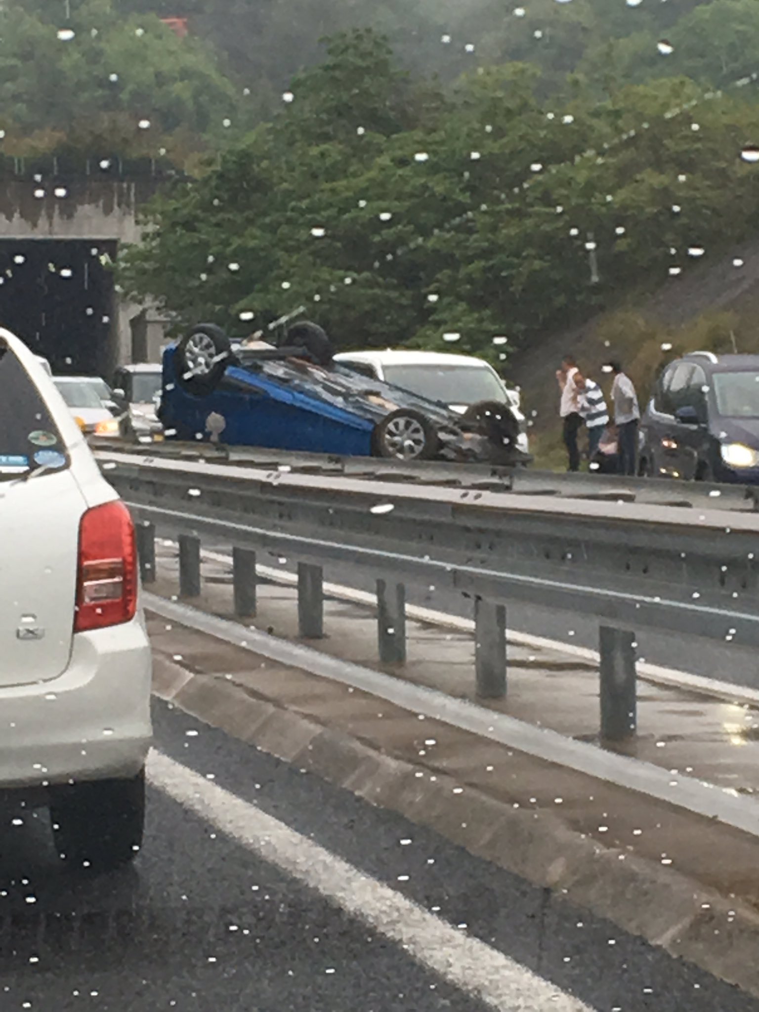 画像 阪和自動車道 上り渋滞 車ひっくり返ってます T Co 0g1lgsfsbk まとめダネ