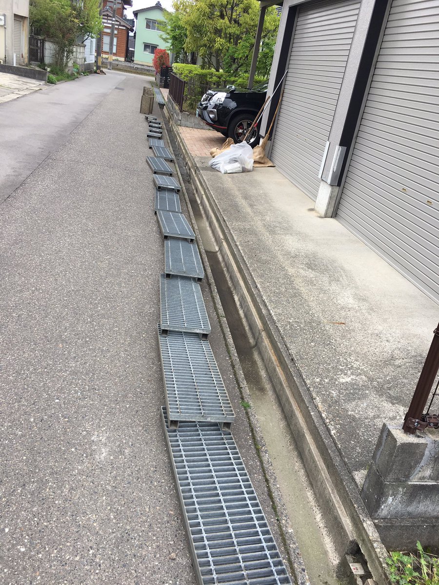 こ じちゅう 連休恒例側溝掃除完了 れんきゅうこうれいそっこうそうじかんりょう 疲れたわ