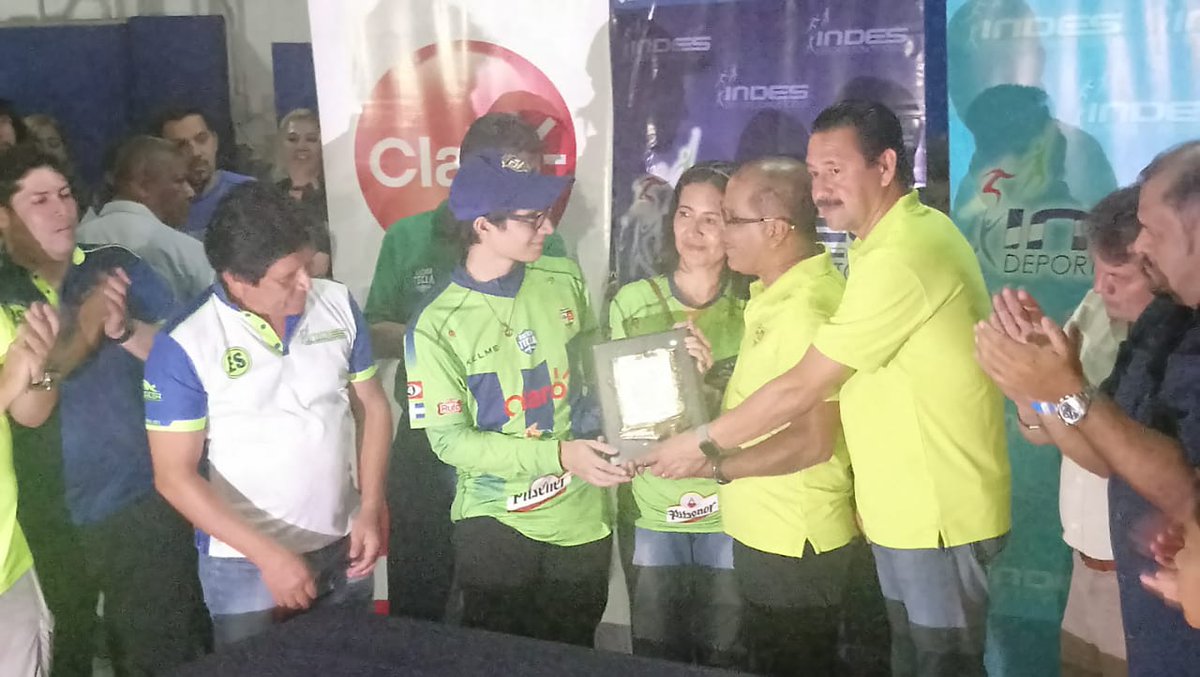 #CopaElSalvador 

Previo a la entrega de las medallas, se entregó una placa de reconocimiento a la esposa de José Vidal Hernández (QDDG), cuyo nombre fue empleado para denominar al torneo de copa.

Foto EDH / <a href="/raulonlon10/">Raúl Recinos</a>