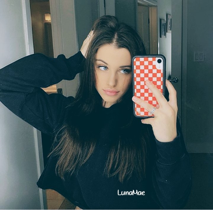 Селфи силиконовых. Красивое селфи. Селфи девушек. Селфи силиконовых. Красивые девушки с высунутым языком.