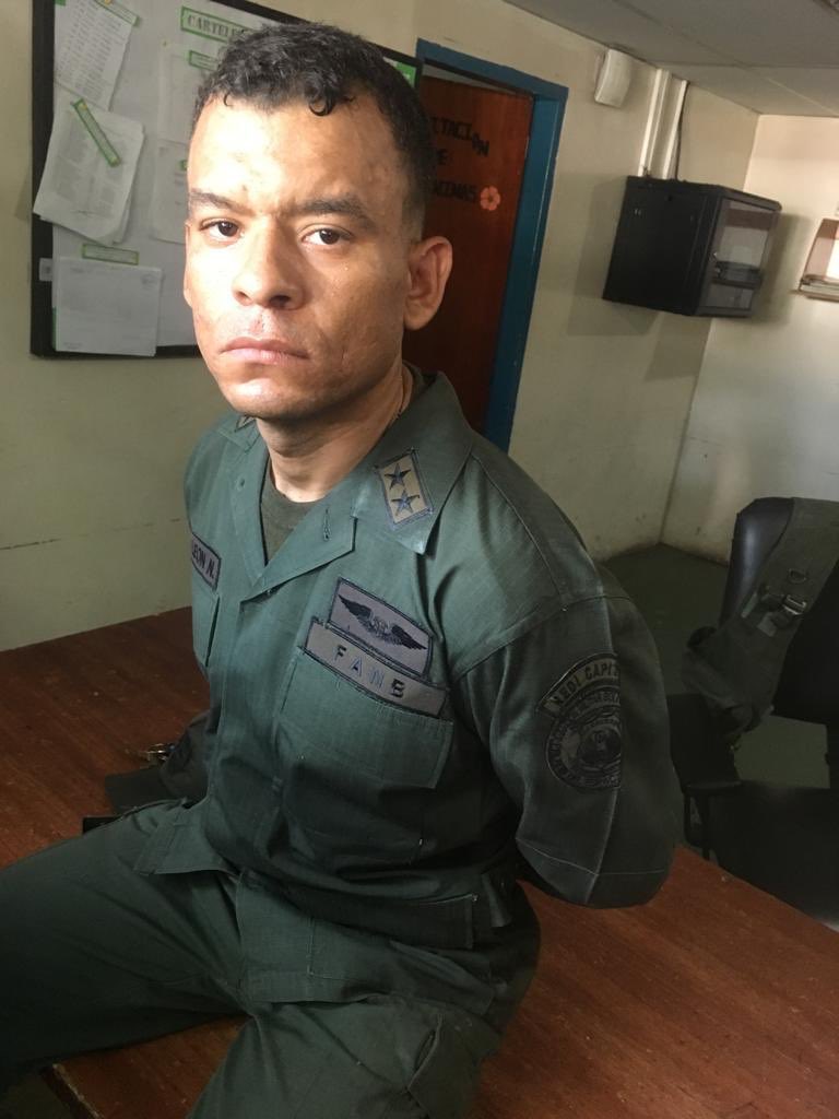 DelmiroDeBarrio's tweet photo. #30Abr 
Lamento informar que varios militares rebeldes fueron capturados en Maracay (CAVIM) luego de que depusieran sus armas al no tener apoyo para continuar con la toma del porqué de armas. https://t.co/Xt45jZfDUw