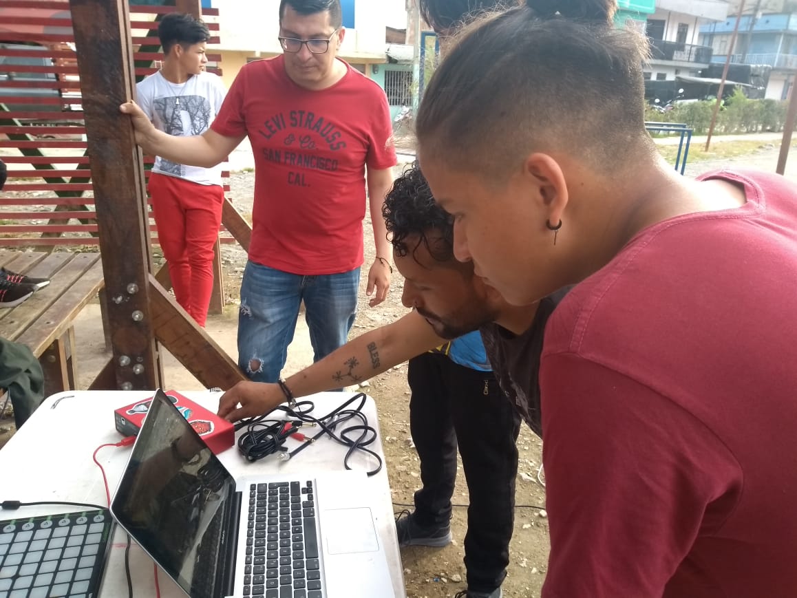 ProyectoADP's tweet photo. @vlahebo es uno de nuestros embajadores, estuvo en Madrigal compartiendo con alumnos de la institución educativa San Francisco de Asís un taller de diseño sonoro, usando tecnologías para trabajar el sonido, perder el miedo y manifestar los sentimientos hacia el lugar donde viven. https://t.co/rCzCQCmp0V