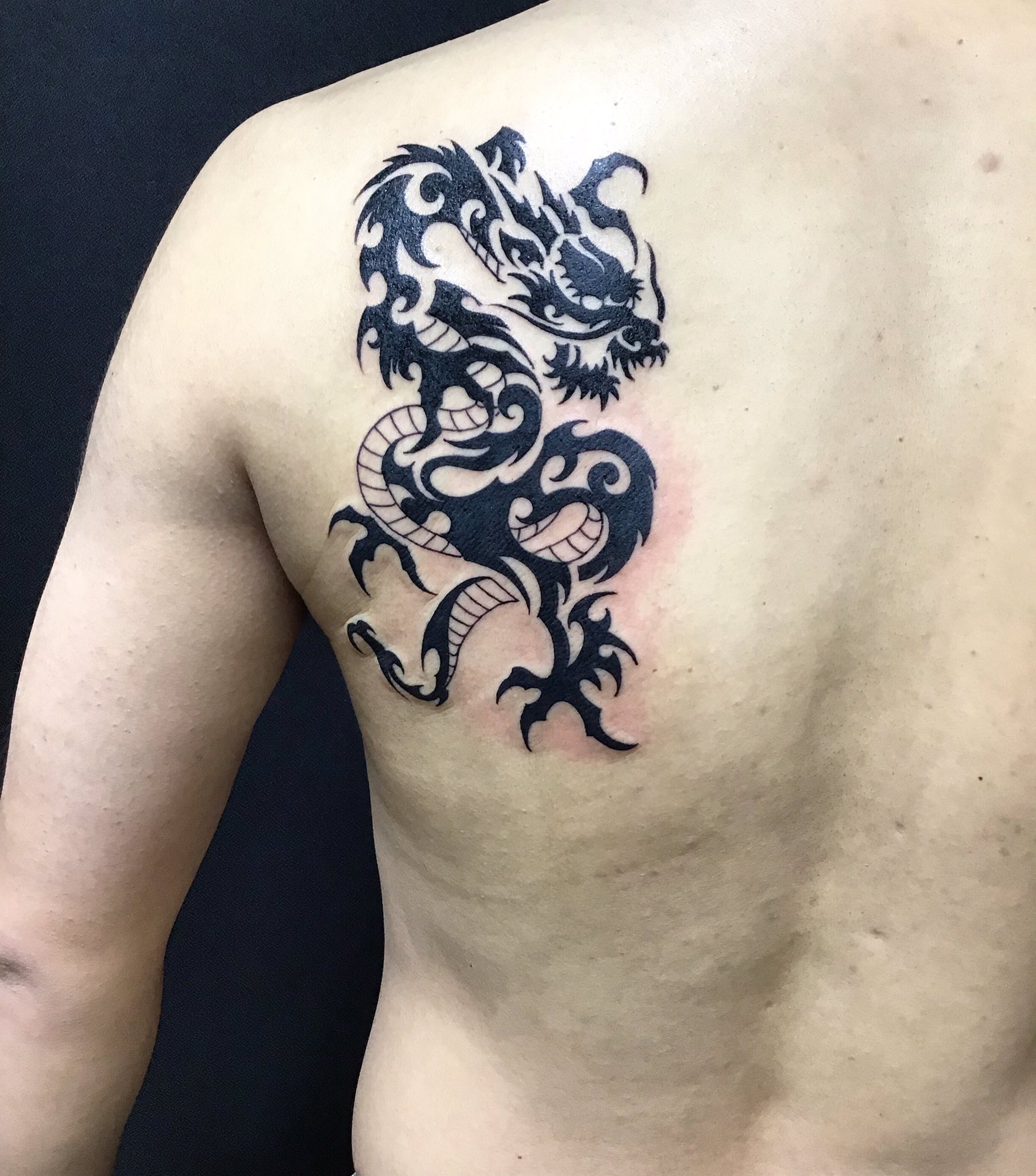 新宿タトゥー Fox Gate Tattoo 肩甲骨 龍トライバル 5月1日 本日も営業中 和彫りからワンポイント トライバル B Amp Gまでオールジャンル対応のタトゥースタジオ 東京新宿fox Gate Tattoo 新宿駅徒歩7分 個室ブース完備 その他のタトゥー