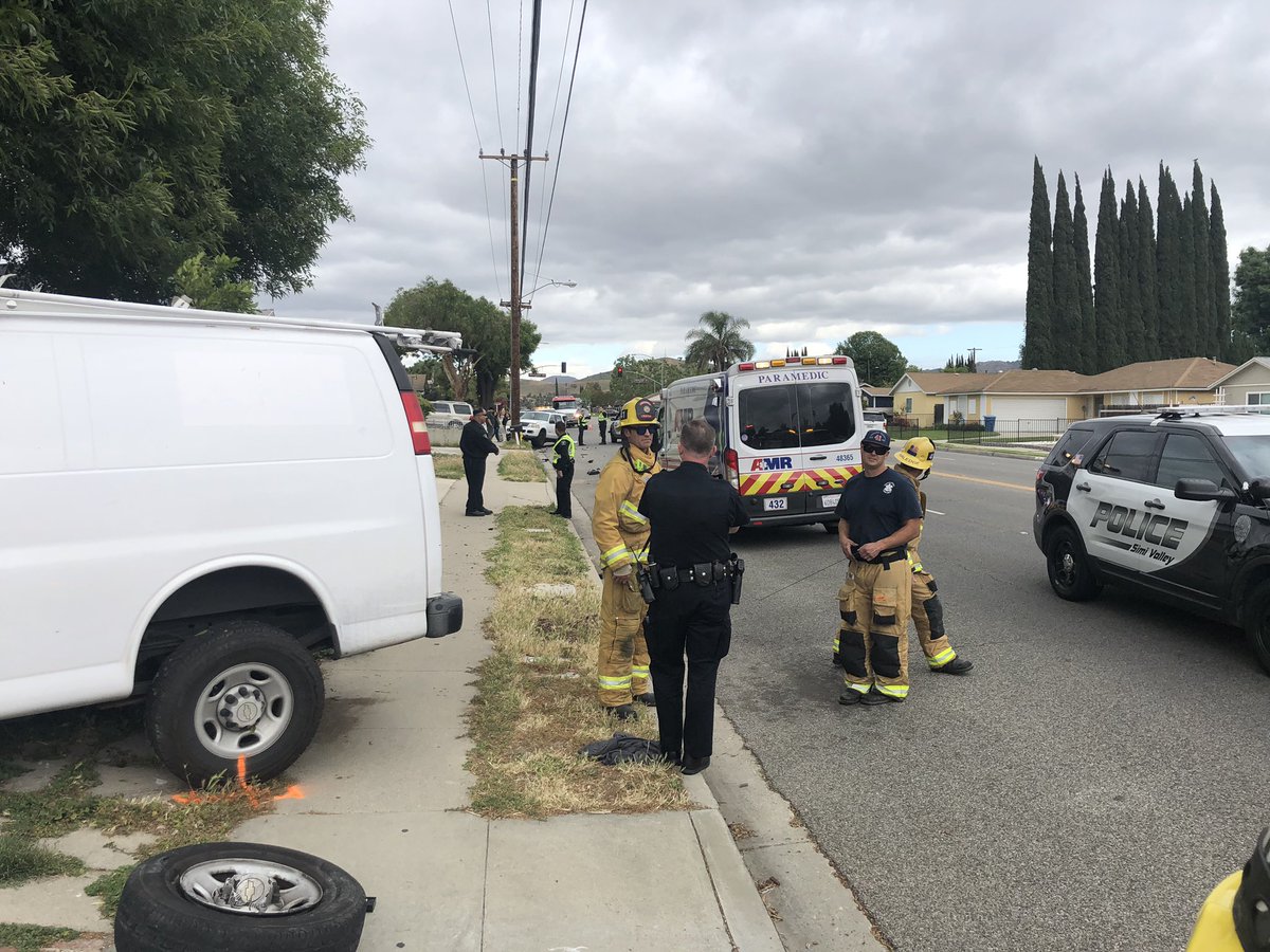 welsbie_45's tweet photo. #simivalley TC.  Avoid Royal Ave/Whitcomb Ave for a TC -van vs. house.  @VCFD firefighters remaining on scene awaiting Building and Safety rep with @SimiValleyPD.  One patient w/ minor injuries being transported to local hospital. https://t.co/EVDwoiX0vs