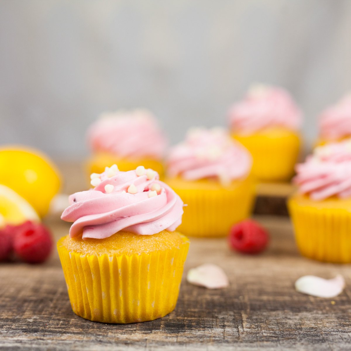 LaRoccaCakes's tweet image. Sweet, zesty and ready for all the spring picnics and lemonade stands! You've got to try Raspberry Lemonade Cupcakes from La Rocca, on sale now.

#laroccacakes #cupcakes #raspberrylemonade
